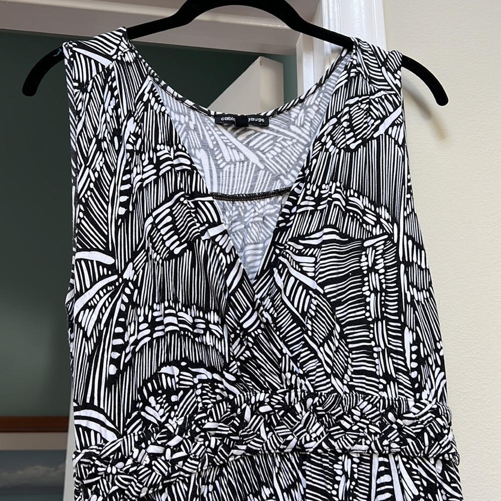 Black & white sleeveless maxi dress